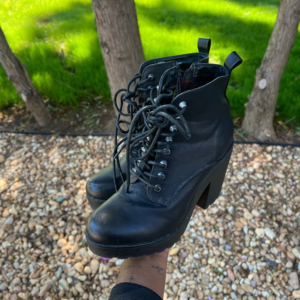 Madden Girl black leatherboots with a chunky heel & laces